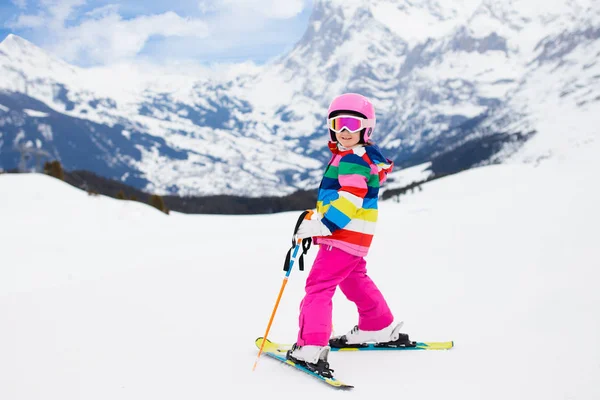 孩子在山上滑雪 滑雪学校里的孩子 孩子们的冬季运动 在阿尔卑斯山的家庭圣诞假期 孩子们学习滑雪 高山滑雪课为男孩和女孩 室外雪乐趣 — 图库照片