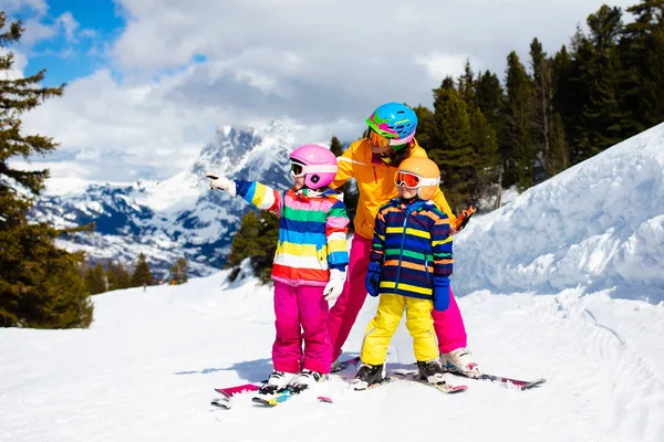 Семейные Лыжи Горах Мать Дети Катаются Лыжах Швейцарских Альпах Время — стоковое фото