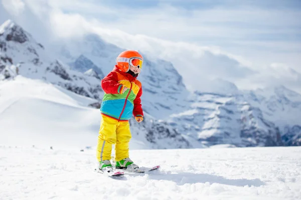 孩子在山上滑雪 滑雪学校里的孩子 孩子们的冬季运动 在阿尔卑斯山的家庭圣诞假期 孩子们学习滑雪 高山滑雪课为男孩和女孩 室外雪乐趣 — 图库照片