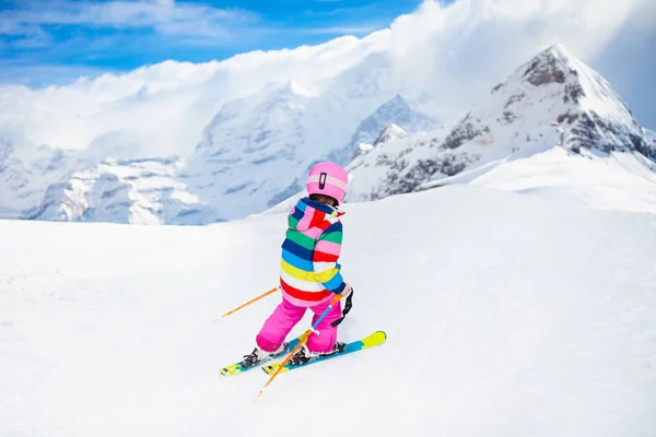 山でスキーの子 スキー学校で子供します 子供のための冬スポーツ アルプスの家族のクリスマス休暇 子供たちは ダウンヒル スキーを学ぶ 男の子と女の子のための高山のスキー レッスン 屋外の雪の楽しみ — ストック写真