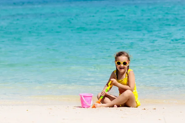 Ребенок Играет Тропическом Пляже Маленькая Девочка Берегу Моря Семейный Летний — стоковое фото