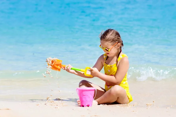 아이들 해변에서 있습니다 해변의 가족의 아이들은 장난감을 가지고 바다와 자녀들 — 스톡 사진