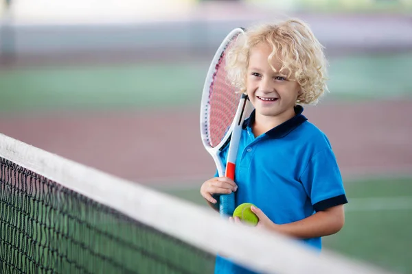 Kind Spielt Tennis Auf Dem Innenhof Kleiner Junge Mit Tennisschläger — Stockfoto