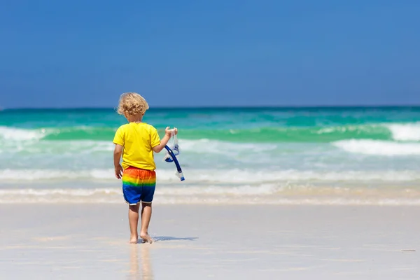 Dziecko Rurką Tropikalnej Plaży Dzieci Nurkować Oceanie Rodzinne Wakacje Egzotycznej — Zdjęcie stockowe