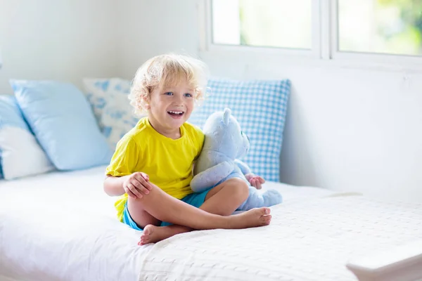 Niño Jugando Cama Dormitorio Blanco Soleado Con Ventana Habitación Para —  Fotos de Stock