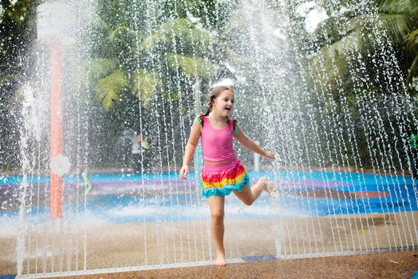 Kinder Spielen Aquapark Kinder Auf Dem Wasserspielplatz Des Tropischen Freizeitparks — Stockfoto