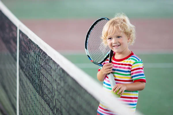 Bambino Che Gioca Tennis Sul Campo Coperto Ragazzino Con Racchetta — Foto Stock