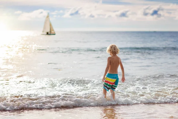 Ребенок Играет Пляже Океана Мальчик Прыгает Волнам Закате Морской Отдых — стоковое фото