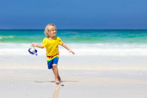 Dziecko Rurką Tropikalnej Plaży Dzieci Nurkować Oceanie Rodzinne Wakacje Egzotycznej — Zdjęcie stockowe