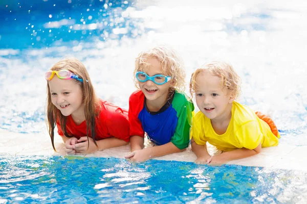Dzieci Bawić Się Basenie Dzieci Uczą Się Pływać Odkrytym Basenem — Zdjęcie stockowe