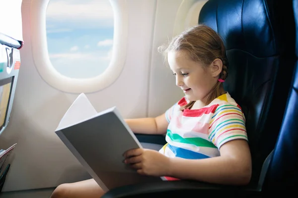 Niño Avión Niño Con Libro Avión Sentado Asiento Ventana Entretenimiento — Foto de Stock