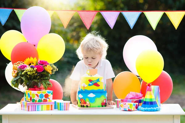 Fiesta Cumpleaños Niños Niño Soplando Velas Pastel Colores Jardín Decorado —  Fotos de Stock