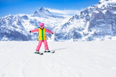 Dağlarda Kayak çocuk. Kayak Okulu evlat. Çocuklar için kış sporları. Alplerde aile Noel tatili. Çocuk yokuş aşağı Kayak öğrenin. Alpine Kayak ders erkek ve kız için. Açık kar eğlenceli.