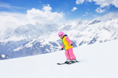 Dağlarda Kayak çocuk. Kayak Okulu evlat. Çocuklar için kış sporları. Alplerde aile Noel tatili. Çocuk yokuş aşağı Kayak öğrenin. Alpine Kayak ders erkek ve kız için. Açık kar eğlenceli.