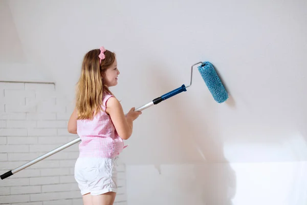 Kinder Bemalen Dachbodenwände Heimwerker Und Renovierer Kind Trägt Weiße Farbe — Stockfoto