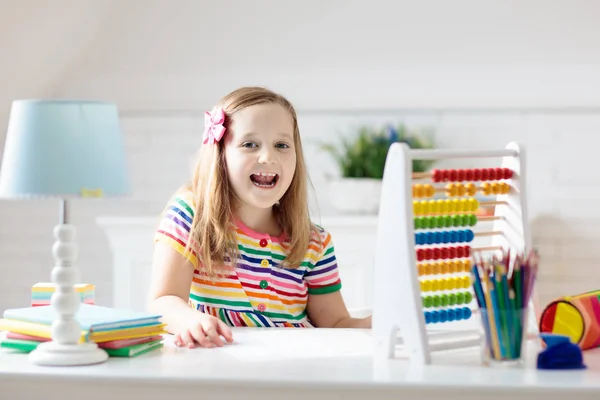 Dziecko Odrabiające Lekcje Domu Mała Dziewczynka Drewnianym Kolorowe Liczebność Robi — Zdjęcie stockowe