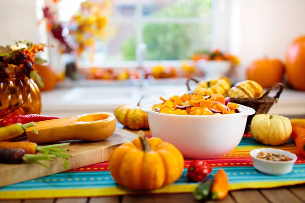 Balkabağı Soğan Havuç Sonbahar Yemeği Için Çorba Pişirmeye Hazır Cadılar — Stok fotoğraf