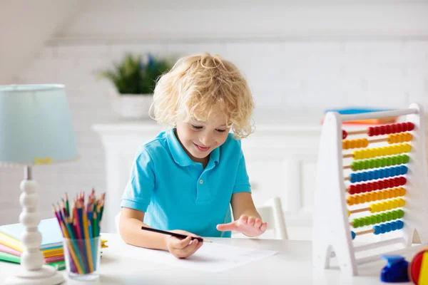 Dziecko Odrabiające Lekcje Domu Mały Chłopiec Drewnianym Kolorowe Liczydło Robi — Zdjęcie stockowe