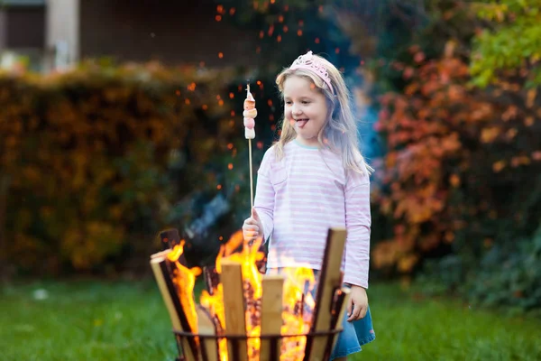 Dziecko Smores Przy Ognisku Dzieci Upiec Ptasie Mleczko Kij Ognisku — Zdjęcie stockowe