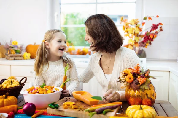 Madre Hija Cortando Calabaza Cebolla Zanahoria Cocinando Sopa Para Comida —  Fotos de Stock