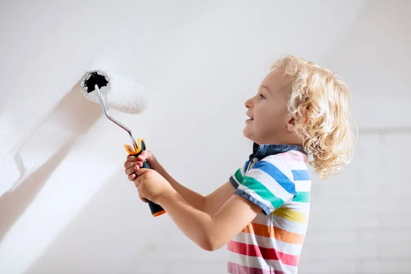 Niños Pintando Pared Del Ático Mejora Renovación Del Hogar Niño — Foto de Stock