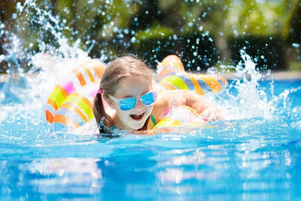 Barn Med Uppblåsbar Leksaksring Flyter Poolen Liten Flicka Lär Sig — Stockfoto