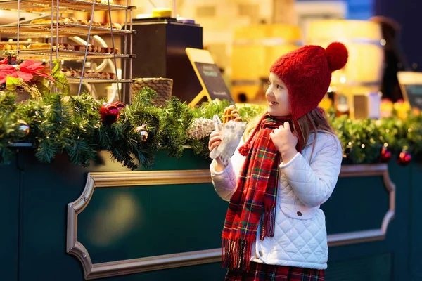 Kinder Shoppen Einem Verschneiten Wintertag Auf Dem Traditionellen Weihnachtsmarkt Deutschland — Stockfoto