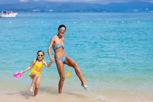 Mutter Und Kind Spielen Tropischen Strand Familie Meer Sommerurlaub Mutter — Stockfoto