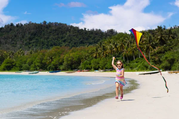 Barnet Kör Med Färgglada Kite Tropical Beach Kid Rainbow Pappersdrake — Stockfoto