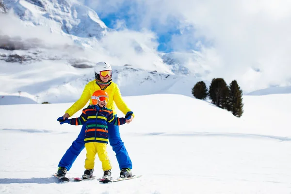 Семейные Лыжи Горах Мать Дети Катаются Лыжах Швейцарских Альпах Время — стоковое фото