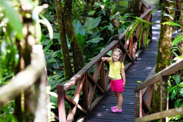 Meisje Wandelen Jungle Kind Kijken Naar Wilde Orchidee Tropisch Regenwoud — Stockfoto