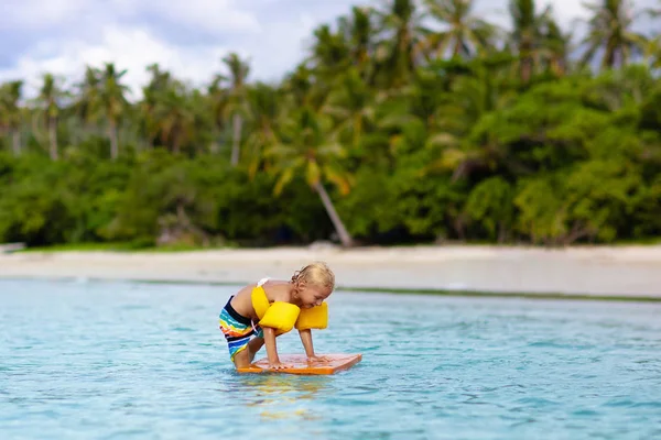 孩子们在热带海滩冲浪 亚洲家庭暑假 孩子们在海里游泳 孩子在冲浪身体板 小男孩在奇异的海里游泳 和孩子们一起旅行水上及沙滩运动 — 图库照片