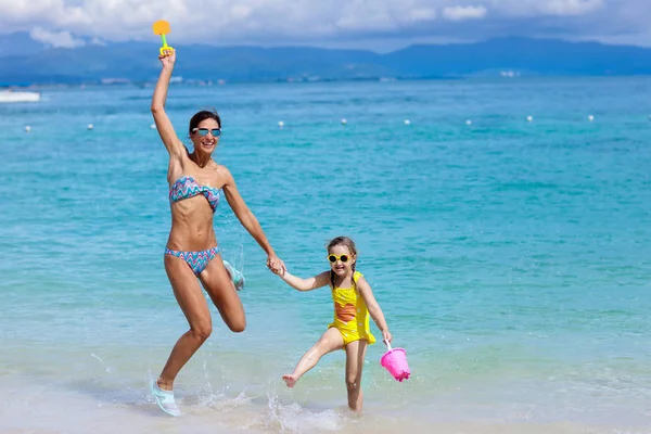 Mãe Criança Brincando Praia Tropical Família Mar Férias Verão Mãe — Fotografia de Stock