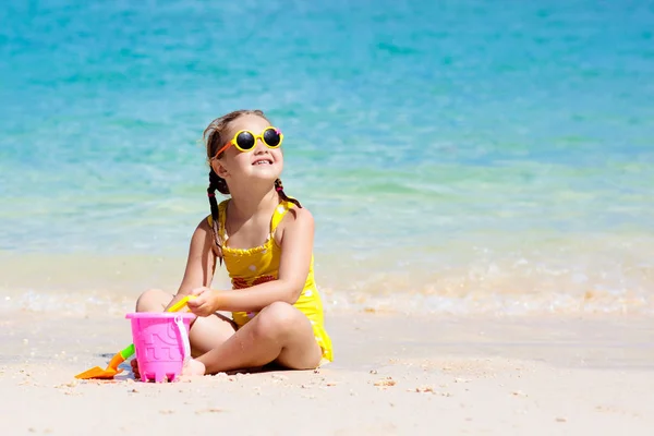 Child Playing Tropical Beach Little Girl Sea Shore Family Summer — Stock Photo, Image