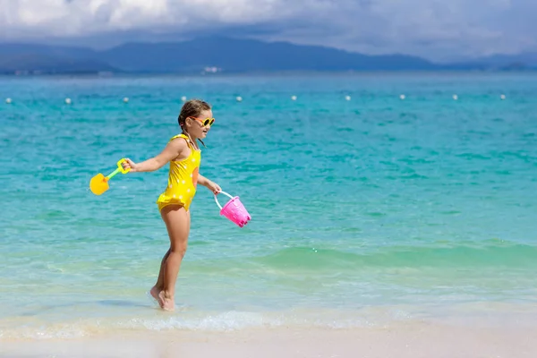 熱帯のビーチで遊んでいる子供 海の岸の女の子 家族の夏休み 子供たちは水と砂のおもちゃで遊ぶ 海と島の楽しみ 若い子供たちと一緒に旅行する アジアの休日 — ストック写真