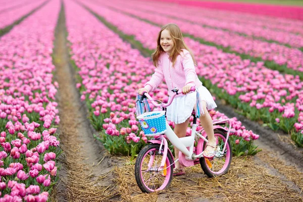 Criança Andar Bicicleta Campo Flores Tulipa Durante Férias Primavera Família — Fotografia de Stock