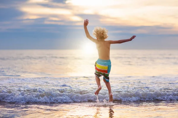 Dítě Hrající Pláži Oceánu Kid Skákání Vlnách Při Západu Slunce — Stock fotografie