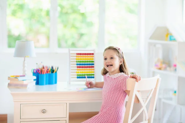 Criança Desenhar Arco Íris Pintura Infantil Casa Rapariga Fazer Trabalhos — Fotografia de Stock