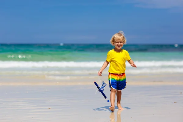 Esnórquel Infantil Playa Tropical Los Niños Bucean Océano Las Vacaciones —  Fotos de Stock