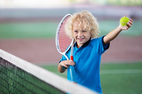 屋内コートでテニスの子 テニス ラケット スポーツ クラブでボールを持った少年 子供のためのアクティブな運動 子供のための夏の活動 若い子供のためのトレーニング 子供の学習を再生します — ストック写真