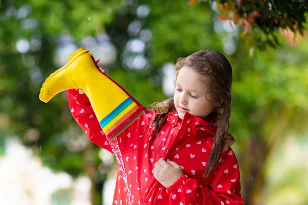 Dzieciak Gumowych Butach Bawiący Się Deszczu Jesiennym Parku Dziecko Błotnistej — Zdjęcie stockowe