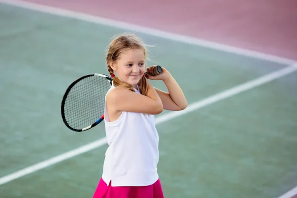 Dziecko Grające Tenisa Korcie Dziewczynka Rakietą Tenisową Piłką Klubie Sportowym — Zdjęcie stockowe