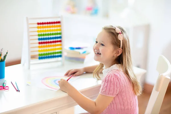 Kind Zeichnet Regenbogen Kindermalerei Hause Kleines Mädchen Bei Den Hausaufgaben — Stockfoto