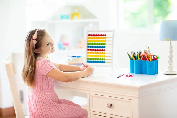 Kind Zeichnet Regenbogen Kindermalerei Hause Kleines Mädchen Bei Den Hausaufgaben — Stockfoto