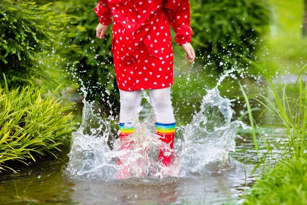 Niño Jugando Bajo Lluvia Parque Otoño Niño Saltando Charco Fangoso — Foto de Stock