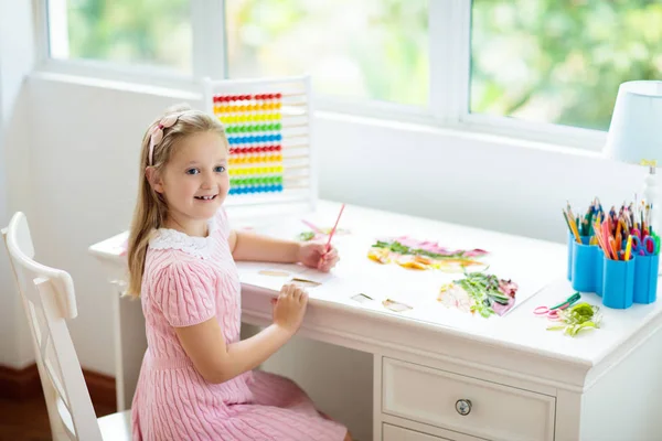Bambino Che Disegna Arcobaleno Pittura Bambini Casa Una Ragazzina Che — Foto Stock