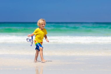 Tropikal plaj şnorkel çocuk. Çocuklar şnorkel egzotik adada aile yaz tatilde okyanusta. Su ve kum ile denizde kıyıya oynama ufaklık. Dalgalar halinde çalışan yürümeye başlayan çocuk. Beach Eğlence çocuk için.