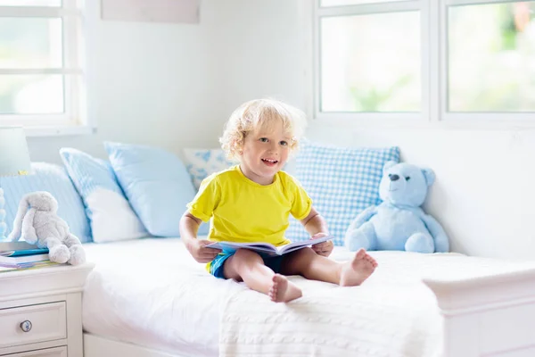 Niño Jugando Cama Dormitorio Blanco Soleado Con Ventana Habitación Para —  Fotos de Stock