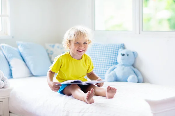 Kind Spielt Bett Weißen Sonnigen Schlafzimmer Mit Fenster Kinderzimmer Und — Stockfoto
