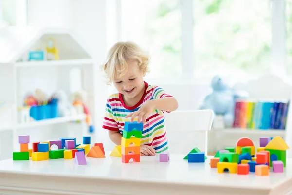 Criança Brincando Com Blocos Brinquedo Coloridos Rapaz Construir Uma Torre — Fotografia de Stock